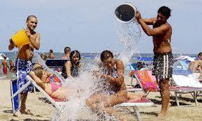 Il cafone in spiaggia. Dalle carni martirizzate dai piercing, ai gavettoni, alle pallonate...