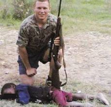 Rinvenuta su Facebook dagli Hawks, un corpo speciale di militari sudafricani, una foto di un cacciatore di neri...