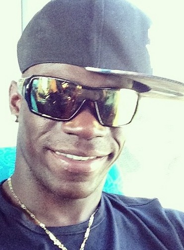 Balotelli invece di twittare delle apprezzate scuse ci fa capire che ci sta facendo un onore a essere italiano