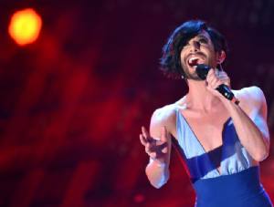 Festival di Sanremo: la donna con la barba alla Colin Farrell stravolta dalle domande del conduttore