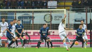 Mancini e un Melo avariato spianano la strada alla Lazio. Quasi tutte le big a ridosso 