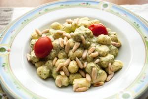 Chicche al pesto e pinoli, un primo piatto da leccarsi le basette