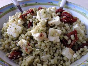 Insalata di orzo e pesto 