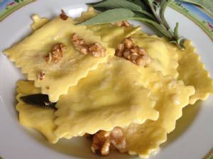 Ravioli burro, salvia e noci