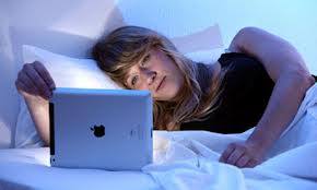 Consultare l'iPAD a letto, nelle ore notturne, può essere nocivo per la troppa luce che emana