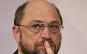 Martin Schulz, rosica amaro e, indirettamente, elogia Berlusconi