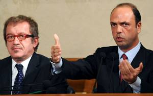 Scontro Alfano-Maroni con il solito insulto da vecchio Dc, fascista antidemocratico, rivolto  alla lega