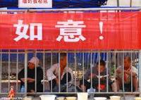 In una città cinese gli accattoni vengono messi in gabbia come le bestie perchè disturbano i turisti