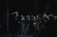 Un Macbeth in nero, tra lussuria del potere e fantasmi della mente: l'entusiasmante lettura di Martone e Soddy