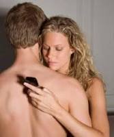 Il 94% dei britannici preferisce vivere senza sesso che senza il proprio cellulare