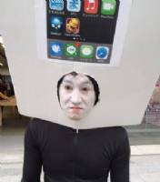 Un giapponese in attesa dell'iPhone 6 davanti a un negozio Apple...con 7 mesi di anticipo