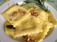 Ravioli burro, salvia e noci