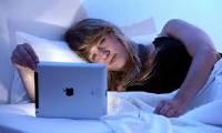 Consultare l'iPAD a letto, nelle ore notturne, può essere nocivo per la troppa luce che emana