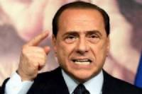 Berlusconi si accorge che la politica ha tirato il calzino, ma promette di vincere da solo alle prossime elezioni. Intanto cala nei sondaggi