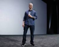 Perché Tim Cook, l’uomo che disegna la tecnologia Apple, definita la più bella del mondo, si veste tanto male?