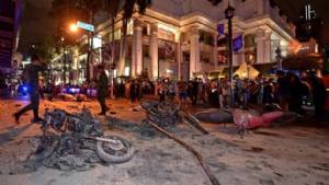 Strage a Bangkok: una bomba, in pieno centro della città, causa la morte di 22 persone e 123 feriti