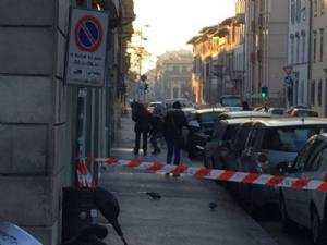 FIRENZE: UN PACCO BOMBA DAVANTI ALLA LIBRERIA IL BARGELLO.  ATTO DI TERRORISMO?