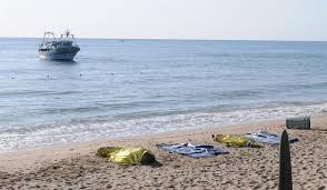 Come fosse una fiaba: il mare, la spiaggia e giovani uomini alla deriva