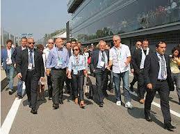 La scorta della Fornero mostra le pistole per entrare alla griglia di partenza del Gp di Monza