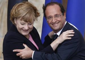 Hollande bacchetta la Merkel: Più impegno contro l'Isis