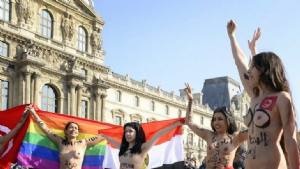 Sette donne, completamente nude, protestano contro l'oppressione del mondo arabo a Parigi