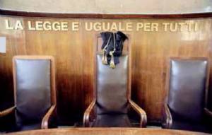 Giudice cade dalla sedia e noi paghiamo 139mila Euro