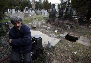 Un uomo senza fissa dimora vive da 15anni in una tomba
