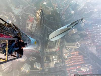 Due giovani russi scalano il secondo edificio più alto del mondo