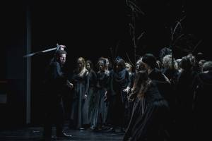 Un Macbeth in nero, tra lussuria del potere e fantasmi della mente: l'entusiasmante lettura di Martone e Soddy