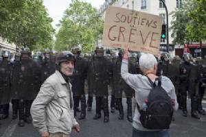 La Francia sciopera contro le regole imposte dalla Ue a proposito di lavoro, ma nessuno ne parla