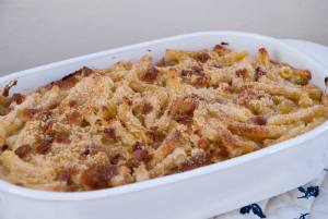 Penne gratinate con scamorza e pancetta