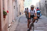 Una proposta: fondiamo i nemici della bicicletta, anzi del ciclista selvaggio ….. 