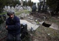 Un uomo senza fissa dimora vive da 15anni in una tomba