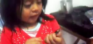 Un padre costringe la figlia di sei anni a mangiare scarafaggi e la filma